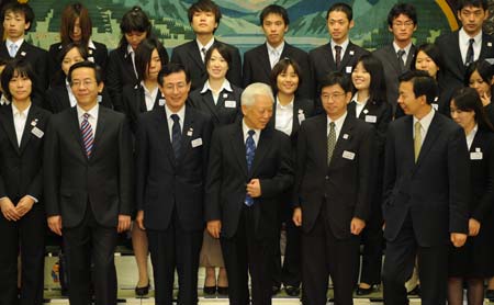 Zhou Tienong (C), vice chairman of the Standing Committee of China's National People's Congress, the country's top legislative body, meets with a Japanese youth delegation in Beijing Sept. 24, 2008. The 30-member delegation, led by Koguchi Hikota, former vice president of Japan's Waseda University, was invited by the All-China Youth Federation to visit China from Sept. 9 to 27. 