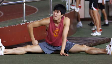 Chinese hurdler Liu Xiang takes part in a training session in Shanghai, Sept. 23, 2008. This is Liu's first public training after he pulled out of the men's 110 meters hurdles because of injuries in Beijing Olympic Games on Aug. 18, 2008. 