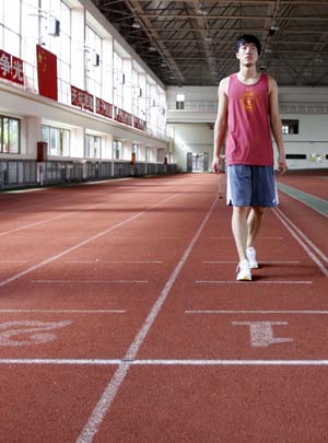 Chinese hurdler Liu Xiang runs in a training session in Shanghai, Sept. 23, 2008. This is Liu's first public training after he pulled out of the men's 110 meters hurdles because of injuries in Beijing Olympic Games on Aug. 18, 2008.