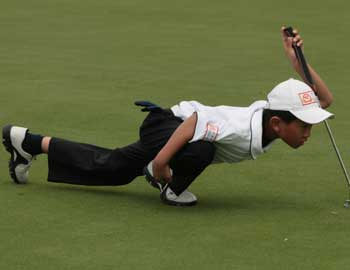 Born in Hong Kong, but now qualified to play for China, Benjamin Huang Shuaiming’s Camilo Villegas impersonation demonstrates how internationalized some of the Chinese children are. 