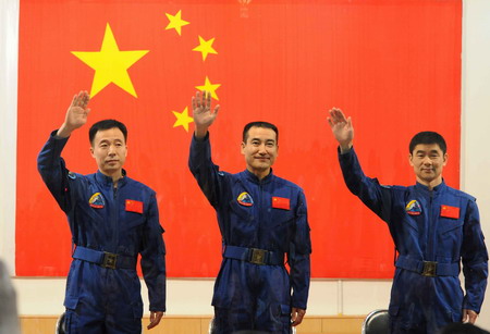 Chinese astronauts Jing Haipeng(L), Zhai Zhigang(C) and Liu Boming wave hands during a press conference in Jiuquan Satellite Launch Center (JSLC) in Northwest China's Gansu Province, September 24, 2008. The Shenzhou VII spaceship will blast off Thursday evening from the JSLC to send the three astronauts into space for China's third manned space mission. [Xinhua]