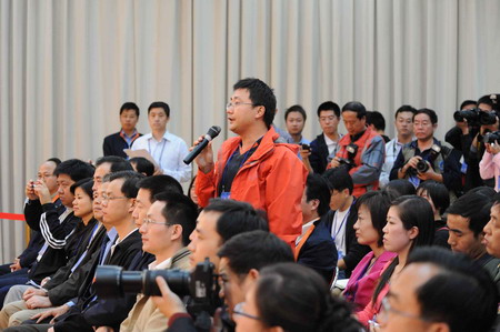 A reporter raises a question for the crew of the Shenzhou VII spaceship at a press conference in Jiuquan Satellite Launch Center (JSLC) in Northwest China's Gansu Province, September 24, 2008. The Shenzhou VII spaceship will blast off Thursday evening from the JSLC to send the three astronauts into space for China's third manned space mission. [Xinhua]