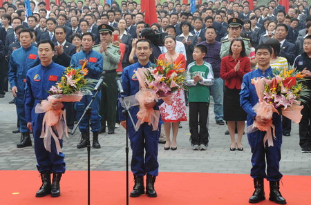 Chinese astronauts Jing Haipeng (L), Zhai Zhigang (C) and Liu Boming attend a ceremony before traveling to Jiuquan for the Shenzhou VII space mission, in Beijing, September 21, 2008. [Xinhua]