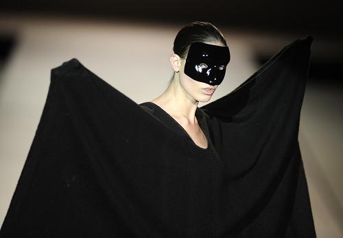 A model presents an outfit during the 'Vanessa Soria Lima' spring-summer 2009 collection show at Cibeles Madrid Fashion Week in Madrid last week. [Xinhua]