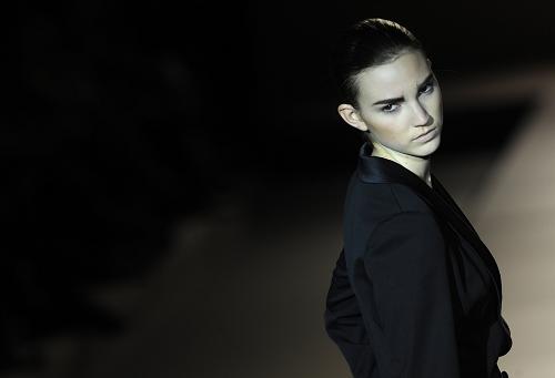 A model presents an outfit during the 'Serguei Povaguin' spring-summer 2009 collection show at Cibeles Madrid Fashion Week in Madrid. [Xinhua]