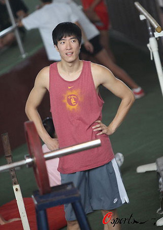 China&apos;s world 110m hurdles champion Liu Xiang at a traning session in Xinzhuang, Shanghai, September 24, 2008. It&apos;s Liu&apos;s 1st public training session since he pulled out of the preliminaries at the Beijing Games due to an inflammation in his Achilles&apos; tendon. [Chinadaily.com.cn]