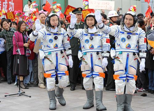 3 Chinese taikonauts 