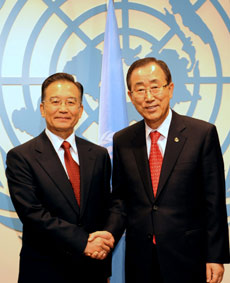 Chinese Premier Wen Jiabao meets UN Secretary-General Ban Ki-moon at the United Nations headquarters in New York, September 23, 2008. [Xinhua]