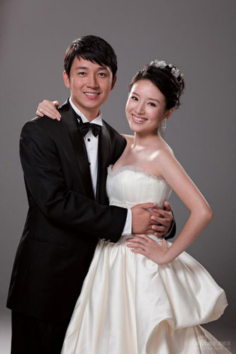 A modern wedding photo of Chinese actor Pan Yueming (left) and actress Dong Jie was released on Thursday, September 25, 2008.
