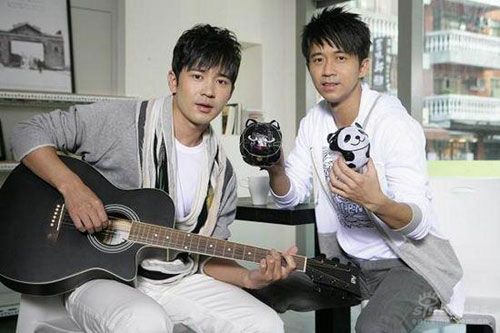 Malaysian Mando-pop singer Michael Wong and Inner Mongolian singer Amguulan shoot the music video for their new song, 'Beautiful Time,' in Taiwan.