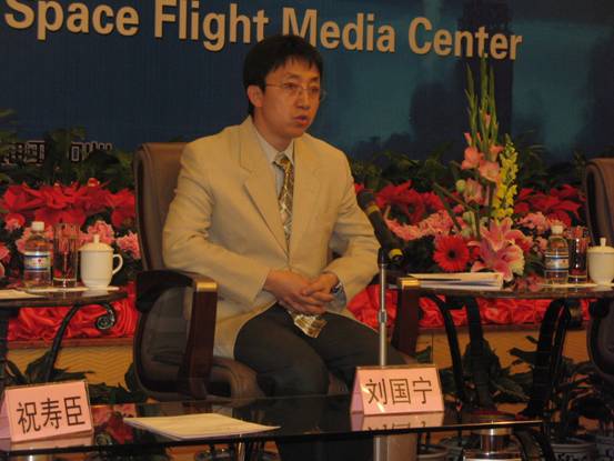Liu Guoning, a researcher of China's Manned Space Engineering Programme, talks about the extravehicular spacesuit at the Shenzhou VII Manned Space Flight Media Center on September 25, 2008. [Wang Wei/China.org.cn] 