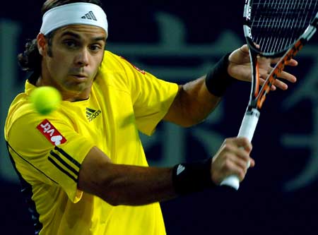 Chile's Fernando Gonzalez returns a ball during the men's singles second round match against Japan's Go Soeda at the 2008 China Open in Beijing, capital of China, Sept. 25, 2008. Gonzalez won 2-1.