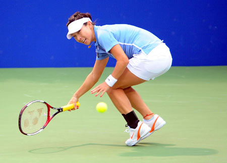 China's Zheng Jie returns a ball during the women's singles first round match against Poland's Agnieszka Radwanska at the 2008 China Open in Beijing, capital of China, Sept. 24, 2008. Zheng Jie won 2-0.