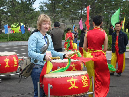 A Russian friend tries out the drum herself at the opening ceremony of the International Hot Spring Festival in Wendeng, a coastal city of Eastern China's Shandong Province on September 26, 2008. [Photo: CRIENGLISH.com]