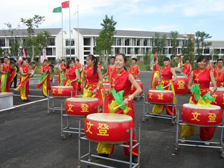Drum performance at the opening ceremony of the International Hot Spring Festival in Wendeng, a coastal city of Eastern China's Shandong Province on September 26, 2008. [Photo: CRIENGLISH.com]
