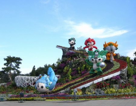 Decorative flower beds featuring the fuwa, the Beijing Olympics mascots, are coloring Tian'anmen Square before the National Day holiday in Beijing, September 25 2008. The 7-day-long holiday begins September 29. [CFP] 