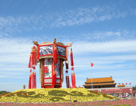 Decorative flower beds featuring a huge palace lamp are exhibited in front of Tian'anmen Square before the National Day holiday in Beijing, September 25 2008. The 7-day-long holiday begins September 29. [CFP] 