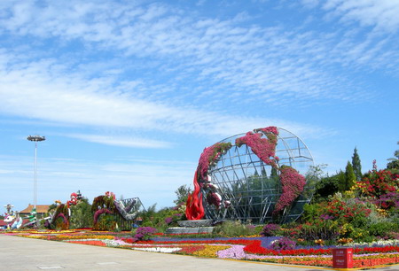Decorative flower beds are exhibited in front of the Tian'anmen Square before the National Day holiday in Beijing, September 25 2008. The 7-day-long holiday begins September 29. [CFP]