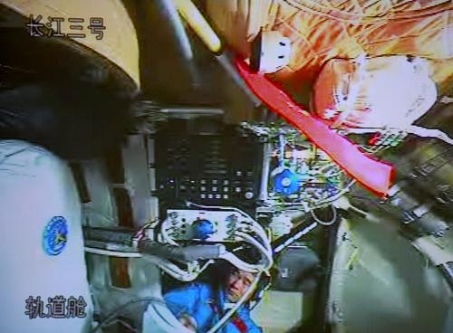 Astronaut Liu Boming is assembling and testing the space suit.
