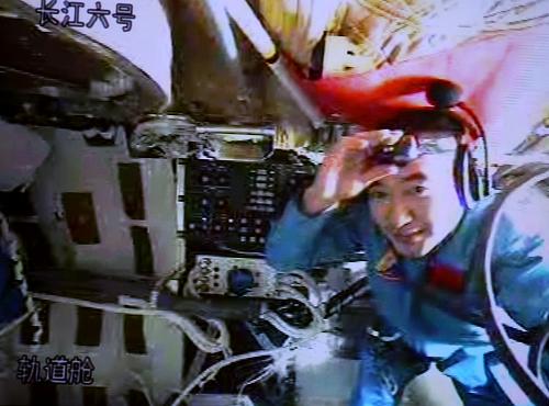  Astronaut Zhai Zhigang is assembling and testing the space suit in the orbital module.