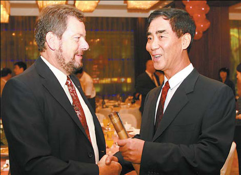 Laurence Barron, president of Airbus China, and Lan Xinguo, chairman of Sichuan Airlines. [China Daily] 