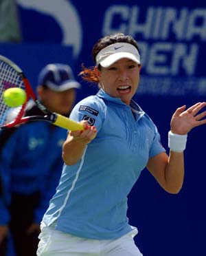 China's Zheng Jie returns the ball to Serbia's Ana Ivanovic during the women's singles quarterfinal at the 2008 China Open in Beijing, capital of China, Sept. 26, 2008. Zheng won 2-1 and qualified for the semifinal.