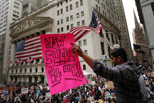 People rally in front of the New York Stock Exchange in the financial district against the proposed government buyout of financial firms September 25, 2008 in New York City. In response to the global financial crisis, protesters, from a variety of activist groups, denounced the capitalist system, Wall Street and the Bush administration. [Xinhua]