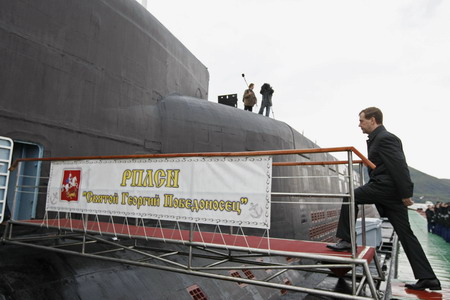 Russia&apos;s President Dmitry Medvedev visits the nuclear submarine St. George the Victor at a military base in Krasheninnikov bay in the Kamchatka peninsula, September 25, 2008. [Agencies via China Daily]