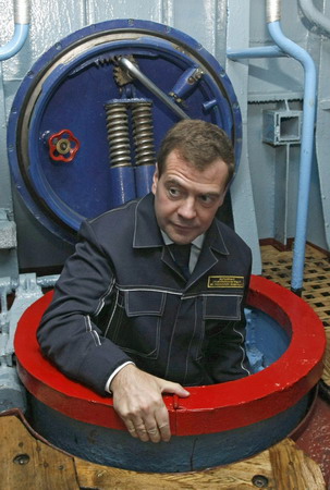 Russia&apos;s President Dmitry Medvedev visits the nuclear submarine St. George the Victor at a military base in Krasheninnikov bay in the Kamchatka peninsula, September 25, 2008. [Agencies via China Daily]