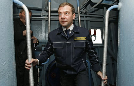Russia&apos;s President Dmitry Medvedev visits the nuclear submarine St. George the Victor at a military base in Krasheninnikov bay in the Kamchatka peninsula, September 25, 2008. [Agencies via China Daily]