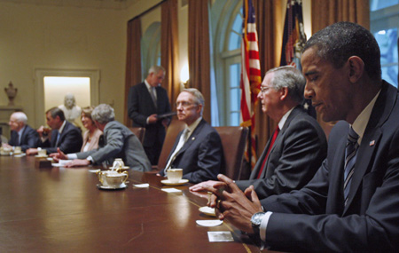 US President George W. Bush (R) meets with Bicameral and Bipartisan Members of Congress in the Cabinet Room at the White House in Washington, September 25, 2008. . Bush is joined by (L-R) Republican US presidential nominee Senator John McCain, Minority House leader John Boehner, House Speaker Nancy Pelosi, House Majority leader Senator Harry reid, House Minority leader Mitch McConnell and Democratic presidential nominee Senator Barack Obama. [Chinadaily.com.cn]