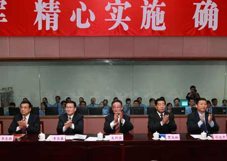 Senior leaders of the Communist Party of China (L-R) Li Keqiang, Li Changchun, Wu Bangguo, Jia Qinglin and Xi Jinping applause as they watch the launching of the Shenzhou-7 spacecraft at the Beijing Space Command and Control Center in Beijing, capital of China, Sept. 25, 2008.[Pang Xinglei/Xinhua]