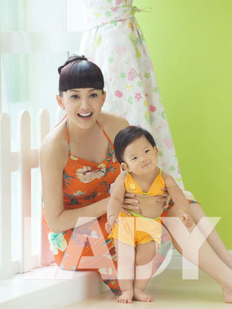 Chinese actress Niu Li shoots a series of photos with her nine-month-old daughter. Although Niu Li returned to work only three months after giving birth, she says she has no major career ambitions and hopes to balance work with her family life. She plans to reduce her workload in the future so she can spare more time with her daughter.