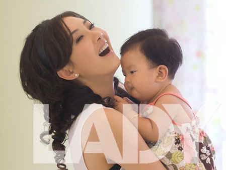 Chinese actress Niu Li shoots a series of photos with her nine-month-old daughter. Although Niu Li returned to work only three months after giving birth, she says she has no major career ambitions and hopes to balance work with her family life. She plans to reduce her workload in the future so she can spare more time with her daughter.