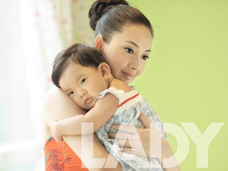 Chinese actress Niu Li shoots a series of photos with her nine-month-old daughter. Although Niu Li returned to work only three months after giving birth, she says she has no major career ambitions and hopes to balance work with her family life. She plans to reduce her workload in the future so she can spare more time with her daughter.