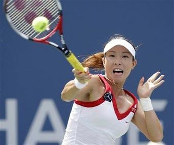 Zheng Jie, of China, hits to Jelena Jankovic, of Serbia, during their match at the U.S. Open tennis tournament in New York, Friday, Aug. 29, 2008.[Julie Jacobson/AP Photo] 
