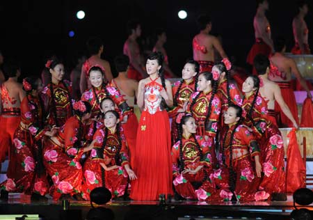 The 10th Asia Arts Festival opened in the central Chinese city of Zhengzhou, Henan Province on Friday evening.(Xinhua Photo)