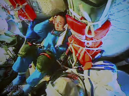 In this video grab on Friday, astronaut Jing Haipeng talks to the command and control center of Shenzhou VII. [Xinhua]
