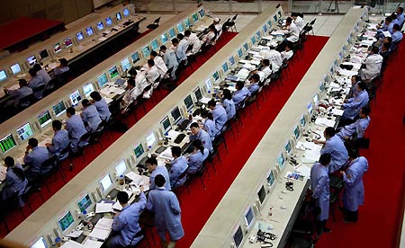 Chinese experts work at the Beijing Aerospace Control Center (BACC) in Beijng, capital of China, Sept. 26, 2008. BACC,the nerve center of China's outer space program, becomes the navigator for the Shenzhou-7 after China's third manned spaceship Shenzhou-7 moved into orbit on Friday.