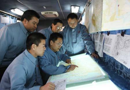 Sept. 26, 2008 (Xinhua) -- Staff members work at the main landing field of the Shenzhou-7 spacecraft in Siziwang Banner (county), north China&apos;s Inner Mongolia Autonomous Region, where the spacecraft is expected to land as it returns to the earth, on Sept. 26, 2008.