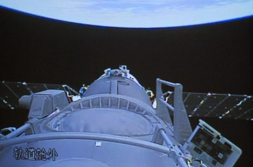 This video grab, taken on Friday, September 26, 2008 at the Beijing Space Command and Control Center in Beijing, shows space view outside the orbital module of Shenzhou-7 spacecraft. [Photo: people.com.cn]