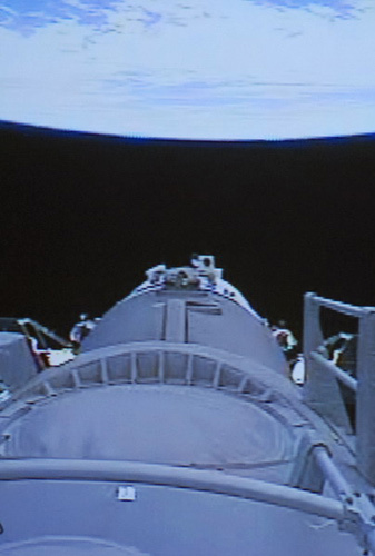 This video grab, taken on Friday, September 26, 2008 at the Beijing Space Command and Control Center in Beijing, shows space view outside the orbital module of Shenzhou-7 spacecraft. [Photo: people.com.cn]