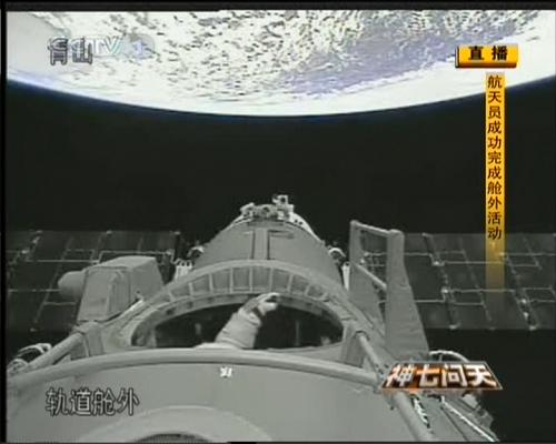 Taikonaut Zhai Zhigang returns to the orbital module after successful spacewalk on September 27, 2008.