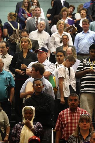 Hundreds of people wait to check out employment opportunities at a job fair sponsored by the Colorado state government September 25, 2008 in Denver, Colorado. [Xinhua]