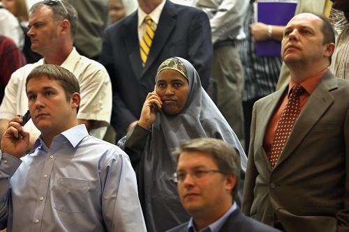 Hundreds of people wait to register at a state sponsored job fair September 25, 2008 in Denver, Colorado. The U.S. Labor Department reported Thursday that new claims for unemployment benefits jumped last week to their highest level in seven years due to the slowing economy and the impact of hurricanes Gustav and Ike. [Xinhua]