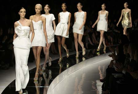 Models display creations as part of Versace Spring/Summer 2009 women's collection during Milan Fashion Week September 25, 2008. 