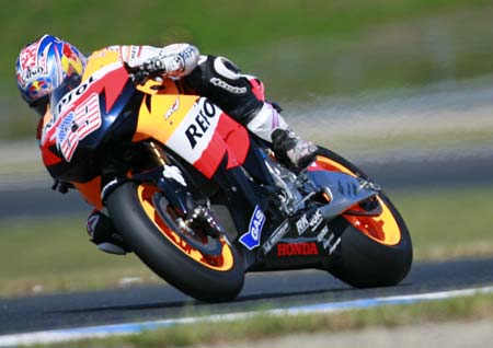 U.S. rider Nicky Hayden of the Repsol Honda Team races during MotoGP Free Practice Nr.3 Classification in A-Style Grand Prix of Japan in Motegi, Tochigi Prefecture, central Japan, on September 27, 2008. Nicky Hayden ranks No. 5 with lap time 1'47.881. [Xinhua] 