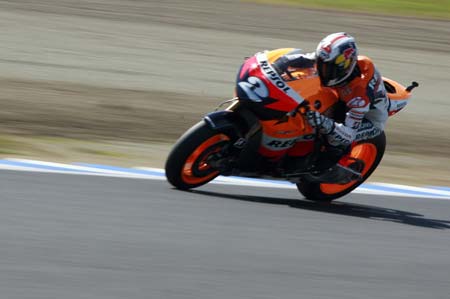 U.S. rider Nicky Hayden of the Repsol Honda Team races during MotoGP Free Practice Nr.3 Classification in A-Style Grand Prix of Japan in Motegi, Tochigi Prefecture, central Japan, on September 27, 2008. Nicky Hayden ranks No. 5 with lap time 1'47.881. [Xinhua]