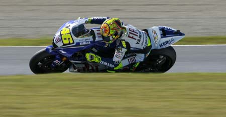 Italy's rider Valentino Rossi of the Fiat Yamaha Team races during MotoGP Free Practice Nr.3 Classification in A-Style Grand Prix of Japan in Motegi, Tochigi Prefecture, central Japan, on September 27, 2008. [Xinhua]