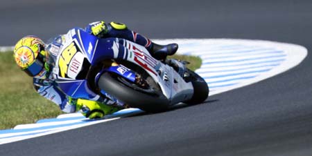 Italy's rider Valentino Rossi of the Fiat Yamaha Team races during MotoGP Free Practice Nr.3 Classification in A-Style Grand Prix of Japan in Motegi, Tochigi Prefecture, central Japan, on September 27, 2008. [Xinhua]